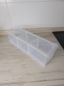 Caja transparente con separadores y ruedas Orden en casa